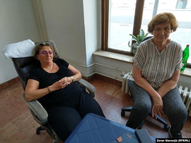 "Očekujem da nam stanove dodele po zakonu", kaže Radmila Radosavljević (na slici levo)