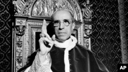 Papa Pius al XII-lea la Vatican în septembrie 1945