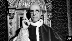 Papa Pius al XII lea, aici în septembrie 1945, după ce se încheiase cel de-al doilea război mondial