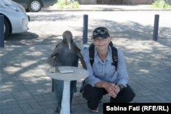 SabinaFati la Suhumi, în Abhazia, alături de Pinguinul filozof, 2016