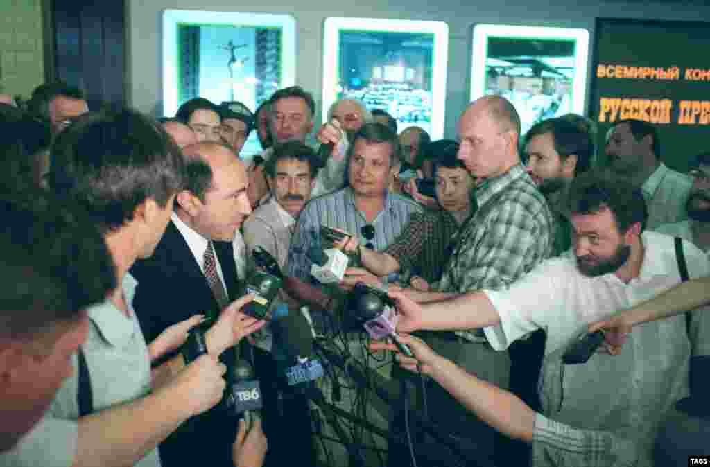 Борис Березовский Орусиянын журналисттер съездинде журналисттердин курчоосунда, 1999-жылдын июну 