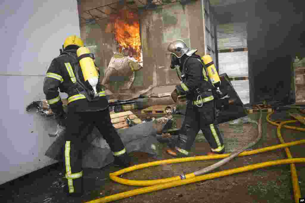  Firefighters tackle the blaze at the site of the Russian attack. &nbsp; 
