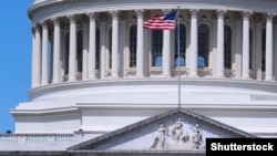 Флаг на здании Капитолия в Вашингтоне, где размещается конгресс США.