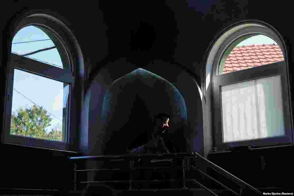 "Ovo je bila porodična kuća. Iako možemo ovde da se molimo, ona (kuća) nije legalna i to je ponižavajuće", kaže Hilmija, 47-godišnji musliman i pripadnik romske manjine u Srbiji. Kuća i ruševine prekoputa su deo napora oko 20.000 muslimana u srpskoj prestonici da se okupe i mole u gradu u kojem većinski žive pravoslavni hrišćani.