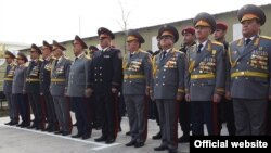 Täjigistanyň polisiýa ofiserleri.