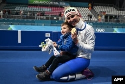 3000 метрде олимпиада чемпионы болған Франческа Лоллобриджида ұлымен отыр. Милан. 7 ақпан 2026 жыл.