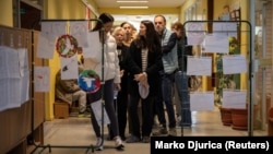 Red građana na biračkom mestu u Beogradu, 25.10.2026.
