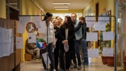 Njerëzit duke pritur për të votuar brenda një vendvotimi në Beograd më 25 tetor. 