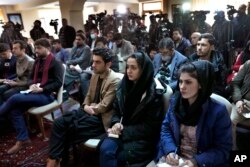 Gazetarë afganë duke ndjekur një konferencë shtypi, shkurt 2022. Një sondazh i dhjetorit nga Reporterët pa Kufij dhe Shoqata e Gazetarëve të Pavarur Afganistan, tha se "231 media u desh të mbyllen dhe më se 6.400 gazetarë humbën punën e tyre”, që nga ardhja e talibanëve.