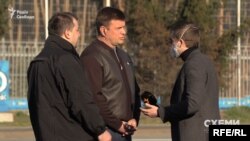 Журналіст натомість звернувся до чоловіка-відвідувача ОП