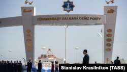 Түркіменстан президенті Гурбангулы Бердімұхамедов жаңа порттың ашылу салтанатында тұр. 2 мамыр 2018 жыл.