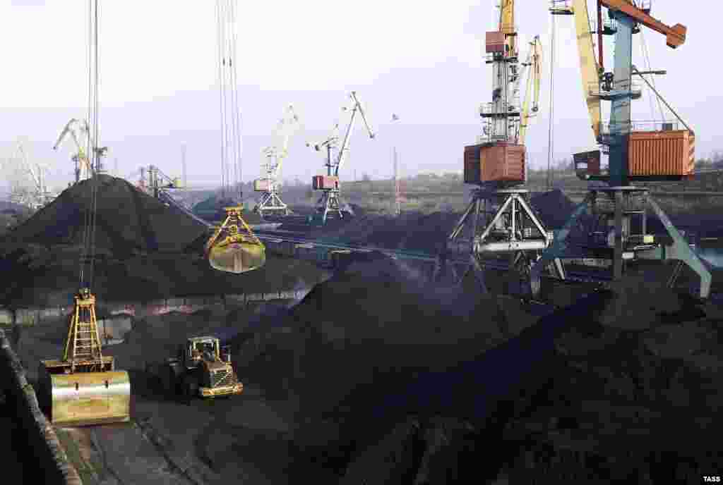 В Одеському порту триває розвантаження 168 тисяч тонн антрацитного вугілля з Південно-Африканської Республіки. Одеса, 7 грудня 2015 року