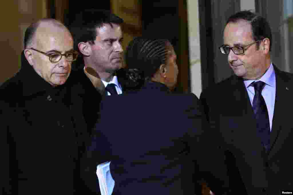 Francuski predsjednik Francois Hollande (desno), premijer Manuel Valls (drugi s lijeva), ministar pravde Christiane Taubira (treći s lijeva) i ministar unutrašnjih poslova Bernard Cazeneuve (prvi s lijeva) poslije sastanka u Jelisejskoj palati.