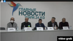 Слева направо, Ишенбай Кадырбеков, Адахан Мадумаров, Канатбек Исаев, Бектур Асанов и Мамбетжунус Абылов. 