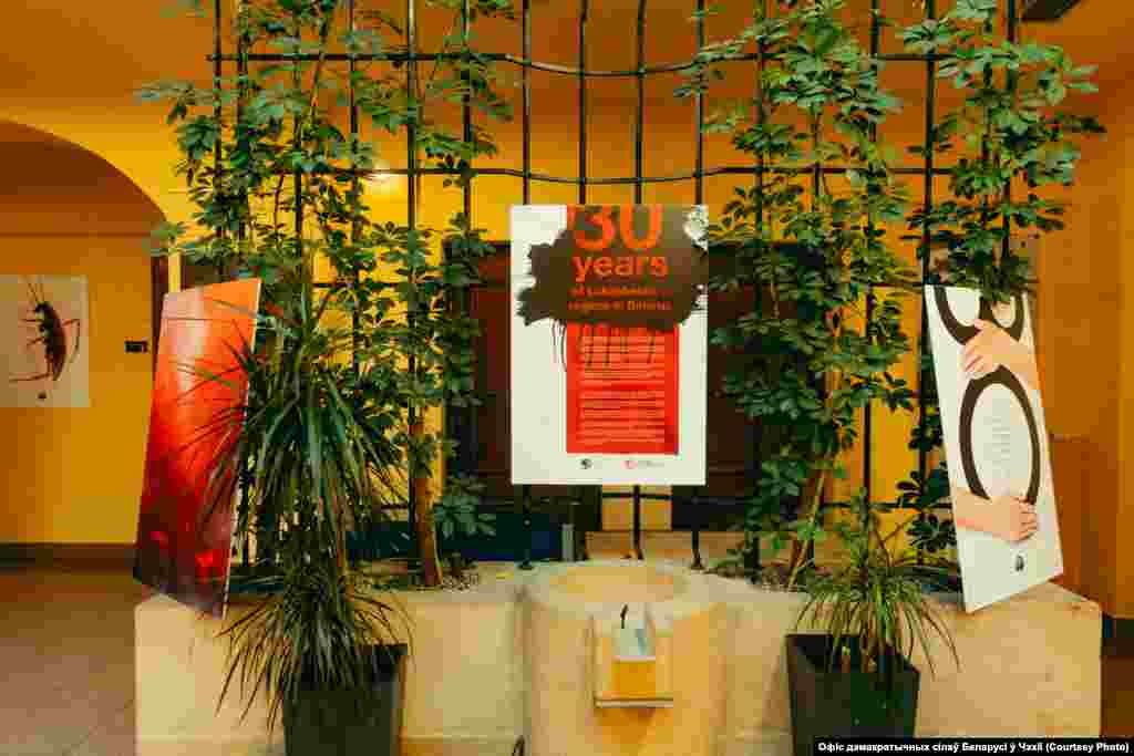 Выстава Артура Вакарава «30 гадоў дыктатуры. 30 плякатаў зь яе наступствамі»