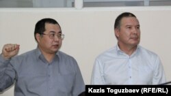 Гражданские активисты Ермек Нарымбаев (слева) и Серикжан Мамбеталин, обвиняемые в "разжигании розни", в зале суда. Алматы, 9 декабря 2015 года.