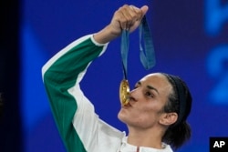 Imane Khelif sărută medalia de aur după finala câștigată la box feminin, la categoria 66 kg.