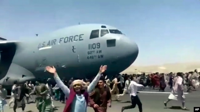 Afganët duke vrapuar pas një aeroplani amerikan të mallrave, më 16 gusht, 2021.