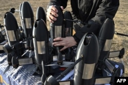 Співробітник української компанії SkyFall перевіряє дрон-перехоплювач P1-Sun перед випробувальним польотом, Україна, 19 березня 2026 року