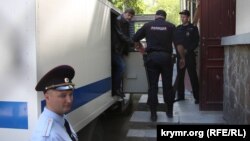 Ахтема Чийгоза привозять до суду, архівне фото 2015 року