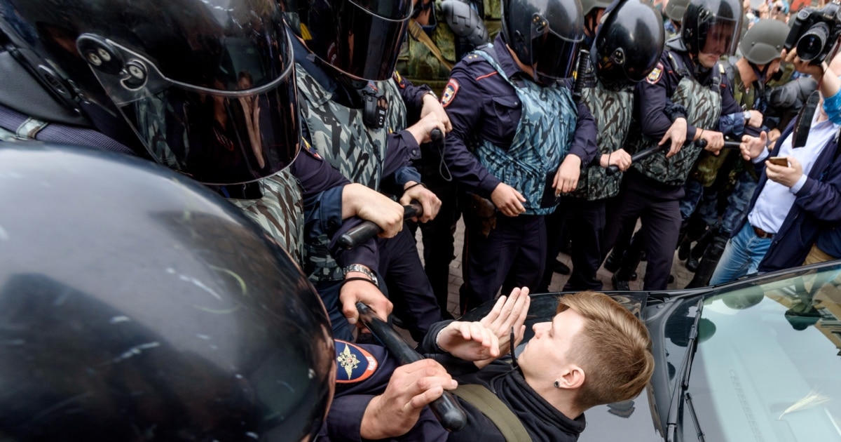 Qindra adoleshentë rusë përballen me aktakuza për terrorizëm teksa shteti intensifikon shtypjen