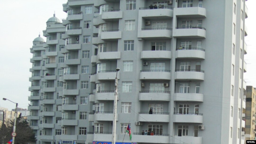 Bakıda, yeni hündürmərtəbəli bir bina.