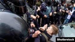 Російські поліцейські затримують підлітка на акції в Санкт-Петербурзі, Росія, 9 вересня 2018 року