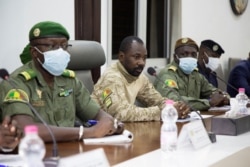 Военные власти Мали. Полковник Ассими Гоита в центре, без головного убора. Август 2020 года