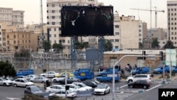 Teheran, 19 ianuarie 2026 – mașinile trec pe lângă un panou publicitar ars, în timp ce viața de zi cu zi revine pe străzi după protestele la nivel național.