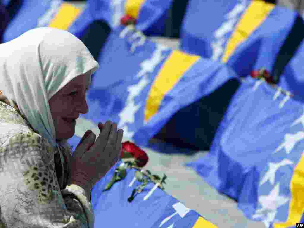 Bosna i Hercegovina - Još jedna masovna grobnica - U Bratuncu je oko 2000 Muslimana prisustvovalo sahrani identificiranih ostataka 33 osobe koje su ubijene na početku rata od strane srpskih snaga. 