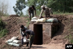 Местное индийское ополчение в штате Джамму и Кашмир возводит укрепленный бункер в районе "линии контроля". 2014 год