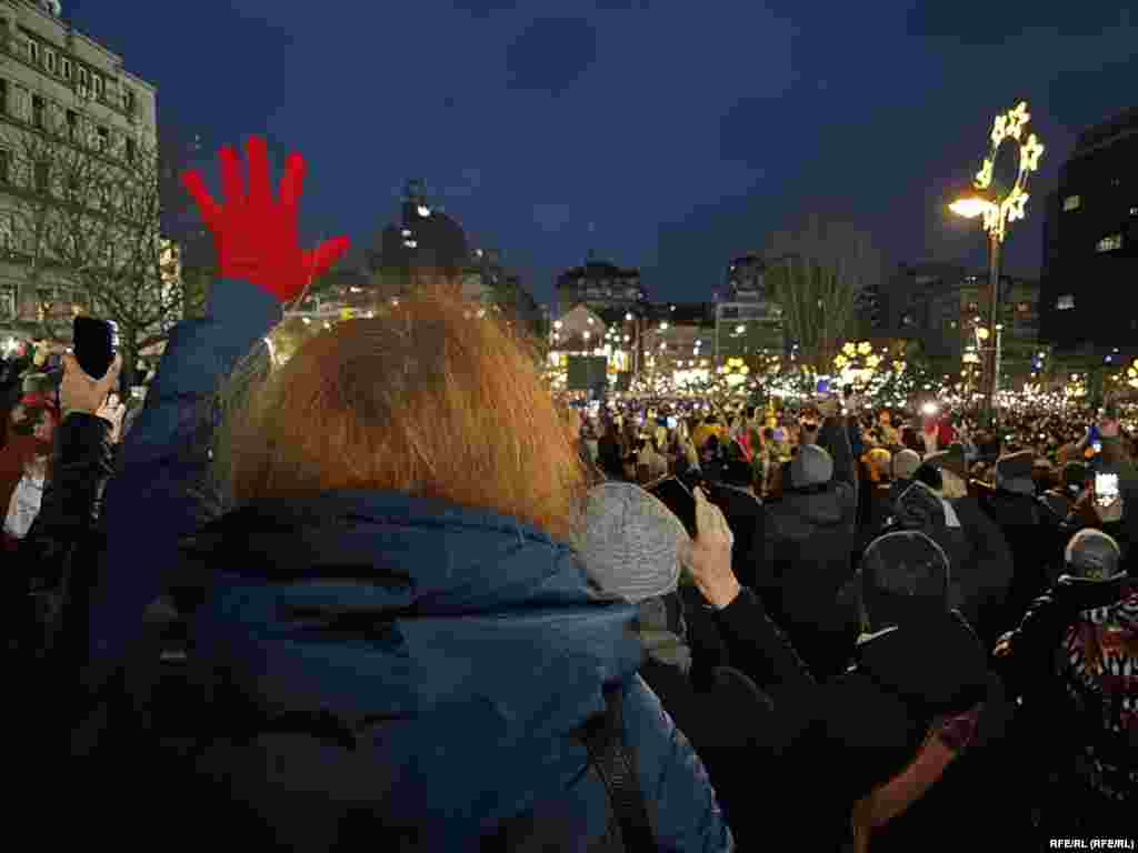 Jedna od učesnica protesta sa crvenom rukavicom kao simbolom studentskih blokada. Krvavi otisak dlana i poruka &quot;Ruke su vam&nbsp; krvave&quot; simboli su građanskih protesta i studentskih blokada nakon pogibije 15 ljudi u padu nadstrešnice u Novom Sadu.&nbsp; &nbsp;