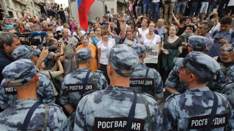 Moskwada derňewçi žurnalist üçin rugsat berilmedik ýörişe toplanan adamlaryň 200-den gowragy tussag edildi 