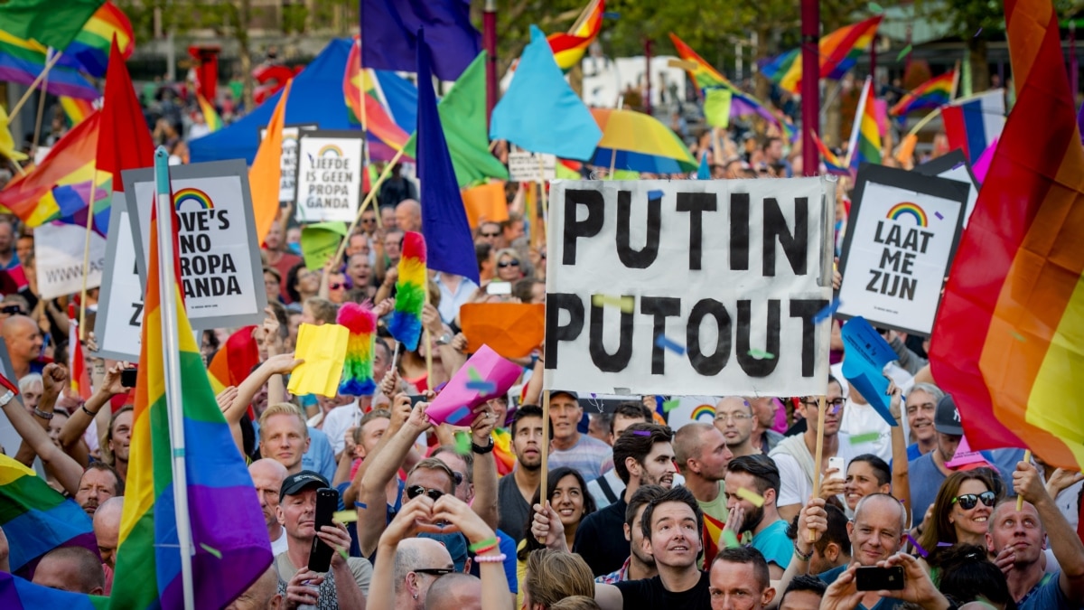 Российским геям поможет только смена власти
