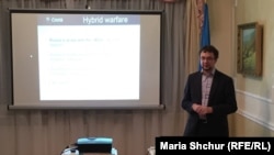 Томаш Флідр під час лекції в посольстві України у Празі
