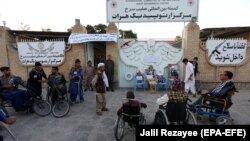 تصویر آرشیف: تعدادی از معلولین در مقابل یکی از مراکز تداوی قربانیان جنگ در ولایت هرات