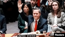 Ambasadorul SUA la Națiunile Unite, Michael Waltz, votează în favoarea rezoluției la reuniunea Consiliului de Securitate al Națiunilor Unite.