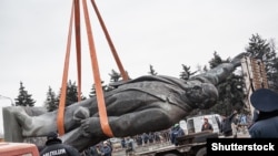 Демонтаж памятника Ленину в Запорожье 