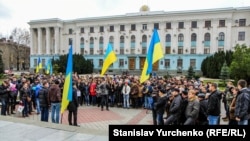 Акция «Евромайдан-Крым» перед зданием Совета министров в Симферополе