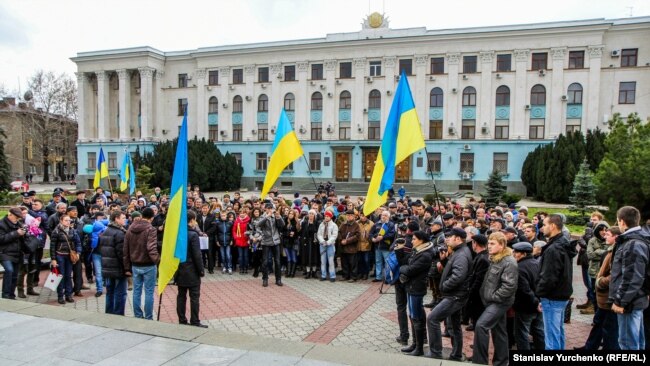 Акція «Євромайдан-Крим» перед будівлею Ради міністрів у Сімферополі Акція «Євромайдан-Крим» перед будівлею Ради міністрів у Сімферополі