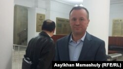 "Метрополитен" қызметкері Александр Масленников қалалық апелляциялық сотқа келіп тұр. Алматы, 12 сәуір 2016 жыл.