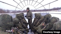 Евгений Коробов (в центре) и его бойцы