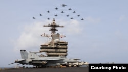 Američki mornarički avioni i ratni brodovi prelaz preko Arapskog mora, 30. jun 2026.