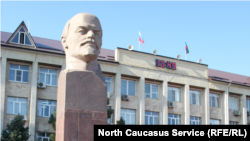 Памятник Ленина в городе Избербаше, Дагестан (архивное фото)