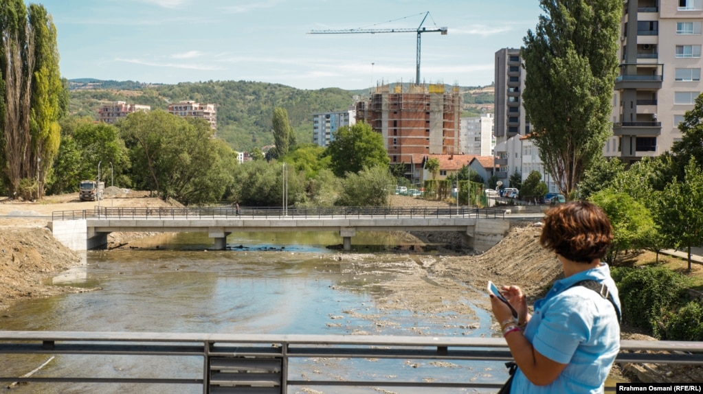 Kjo urë është kundërshtuar nga Lista Serbe, partia më e madhe e serbëve në Kosovë, që gëzon përkrahjen e Beogradit.