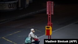 Një grua e ulur në qytetin e Bratisllavës në Sllovaki gjatë vitit 2020 kur edhe ky vend kishte vendosur masa të rrepta kundër COVID-19.