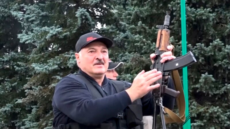 Беларусь: в Минске выставили автомат Лукашенко, с которым он летал на вертолете во время протестов 