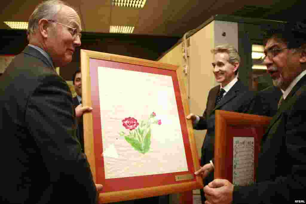 د ازادۍ راډیو مرکزي دفتر ته راغلي یو شمیر میلمانه د اوریدونکیو لیکونه ګوري 