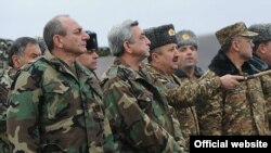 Ermənistan prezidenti Serzh Sarkisian (soldan ikinci) Qarabağda Azərbaycan ordusu ilə təmas xəttini müşahidə edir. 3 yanvar 2012