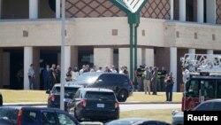 Policija ispred škole Apalači u mestu Vajnder, Džordžija, SAD, 4. septembra 2024.